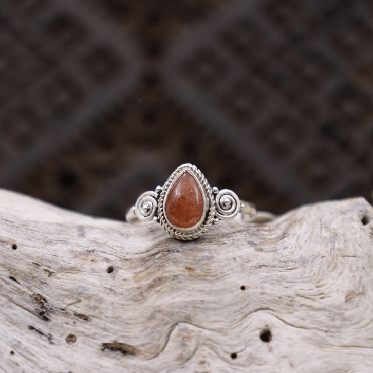 Bague en argent et pierre de soleil