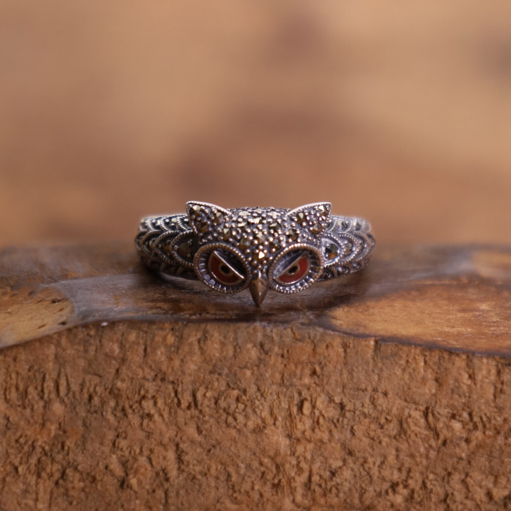 Bague d'exception en argent avec émail et marcassites - hibou