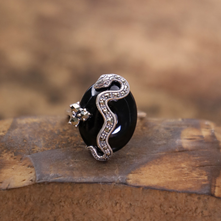 Bague d'exception en argent avec marcassites et onyx - serpent