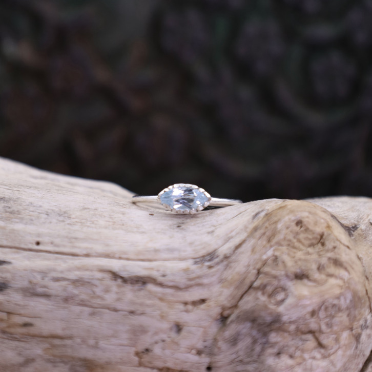 Bague en argent et topaze bleue