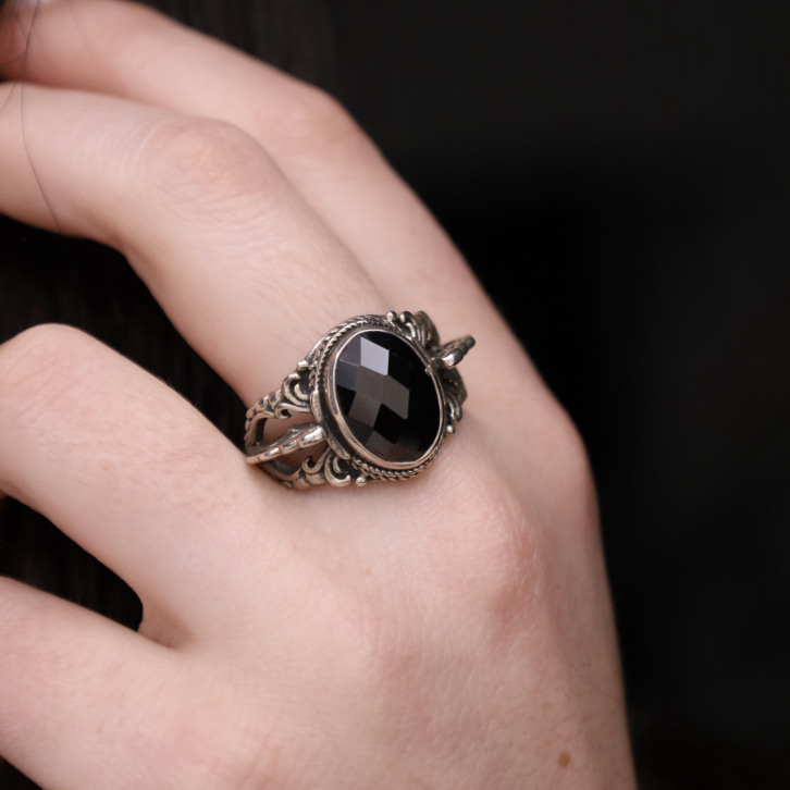 Bague en argent et onyx