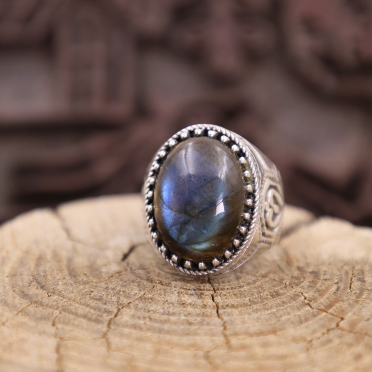 Bague en argent et labradorite